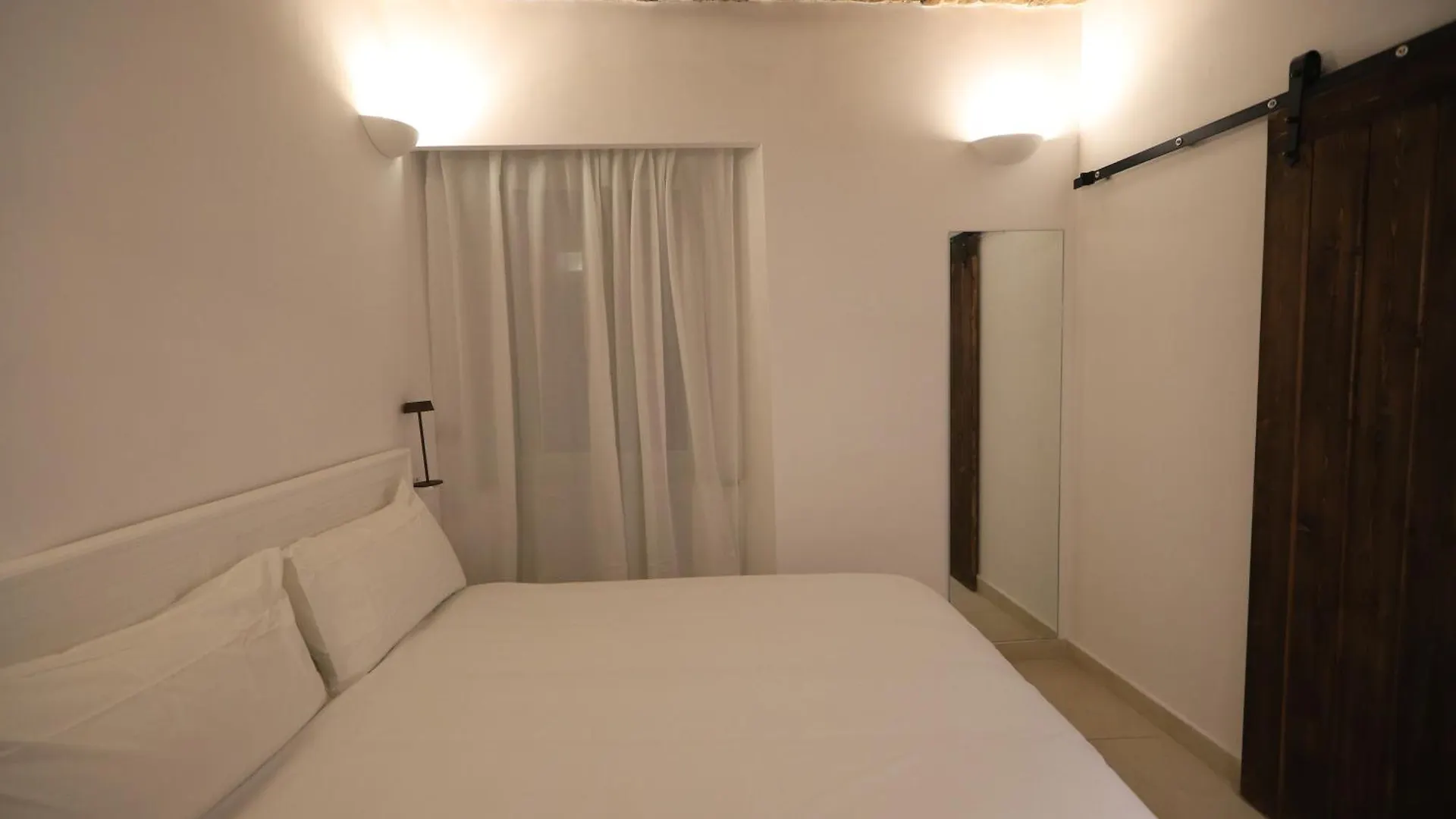 Bed and Breakfast Ai 13 Gradoni Di Chiaia Napoli 0*,